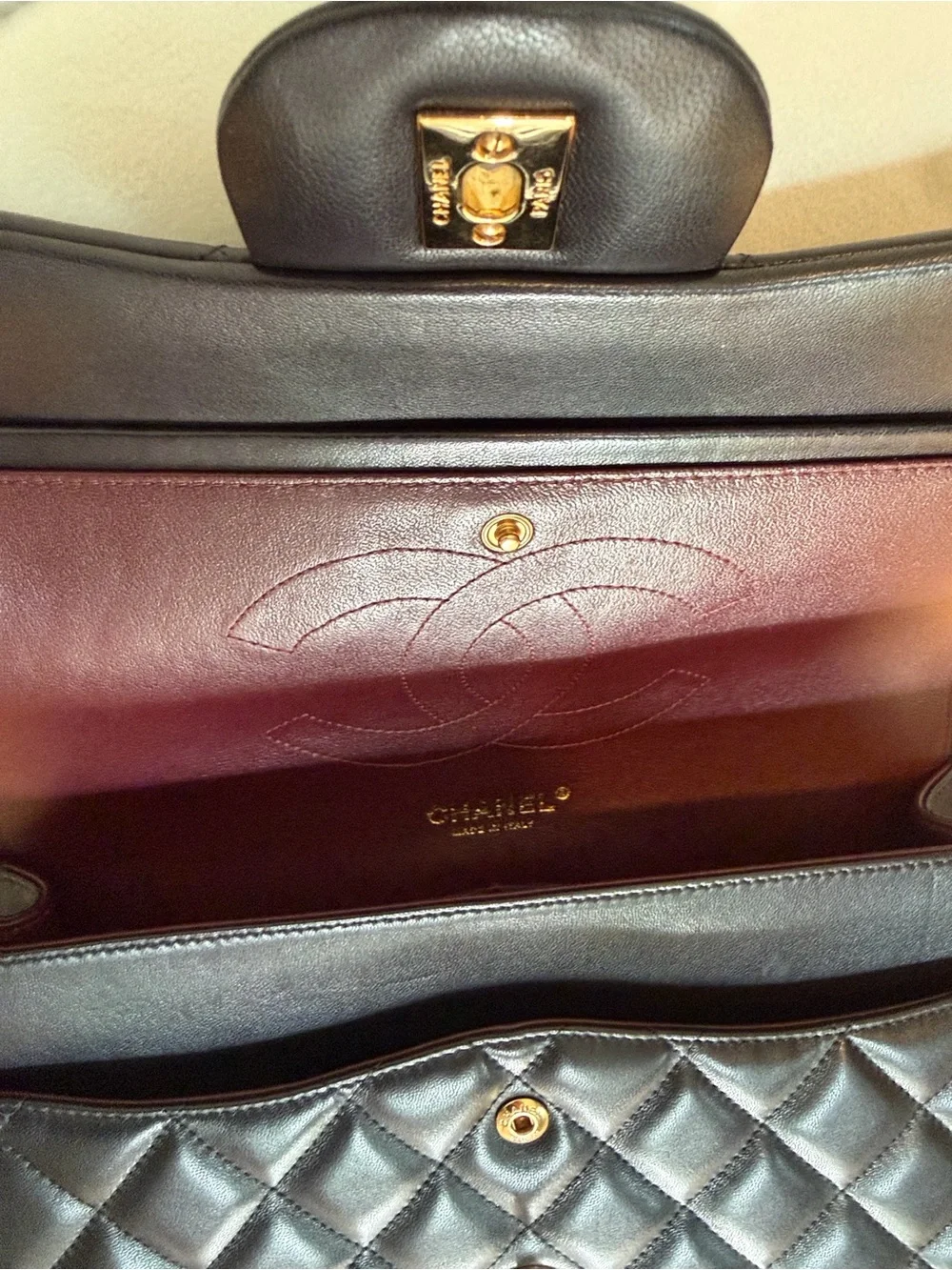 CHANEL Black Quilted Shoulder Bag with Gold Chain